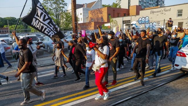 Ciudadanos norteamericanos celebran el fallo contra el ex agente de Policía, Derek Chauvin, por la muerte del afroamericano George Floyd hace un año
