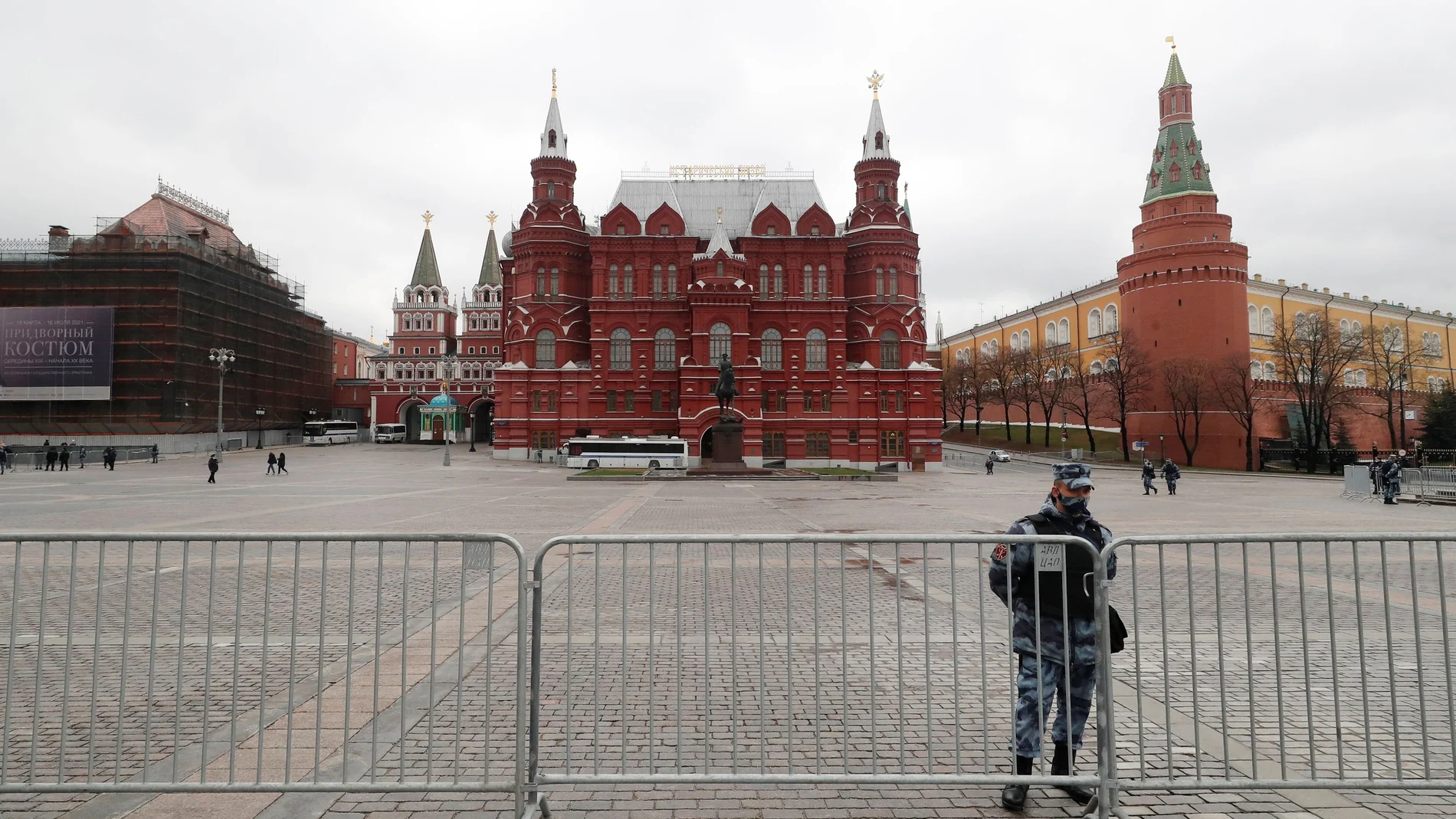 La plaza Manezhnaya está cerrada por agentes del orden antes del discurso anual del presidente Vladimir Putin ante la Asamblea Federal, en el centro de Moscú
