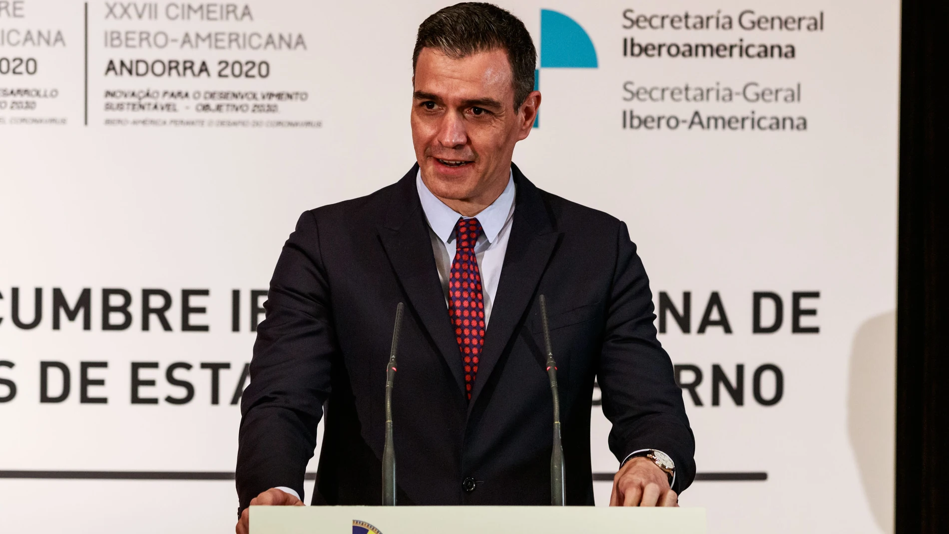 El presidente del Gobierno de España, Pedro Sánchez, comparece ante los medios de comunicación tras la celebración del pleno del XXVII Cumbre Iberoamericana