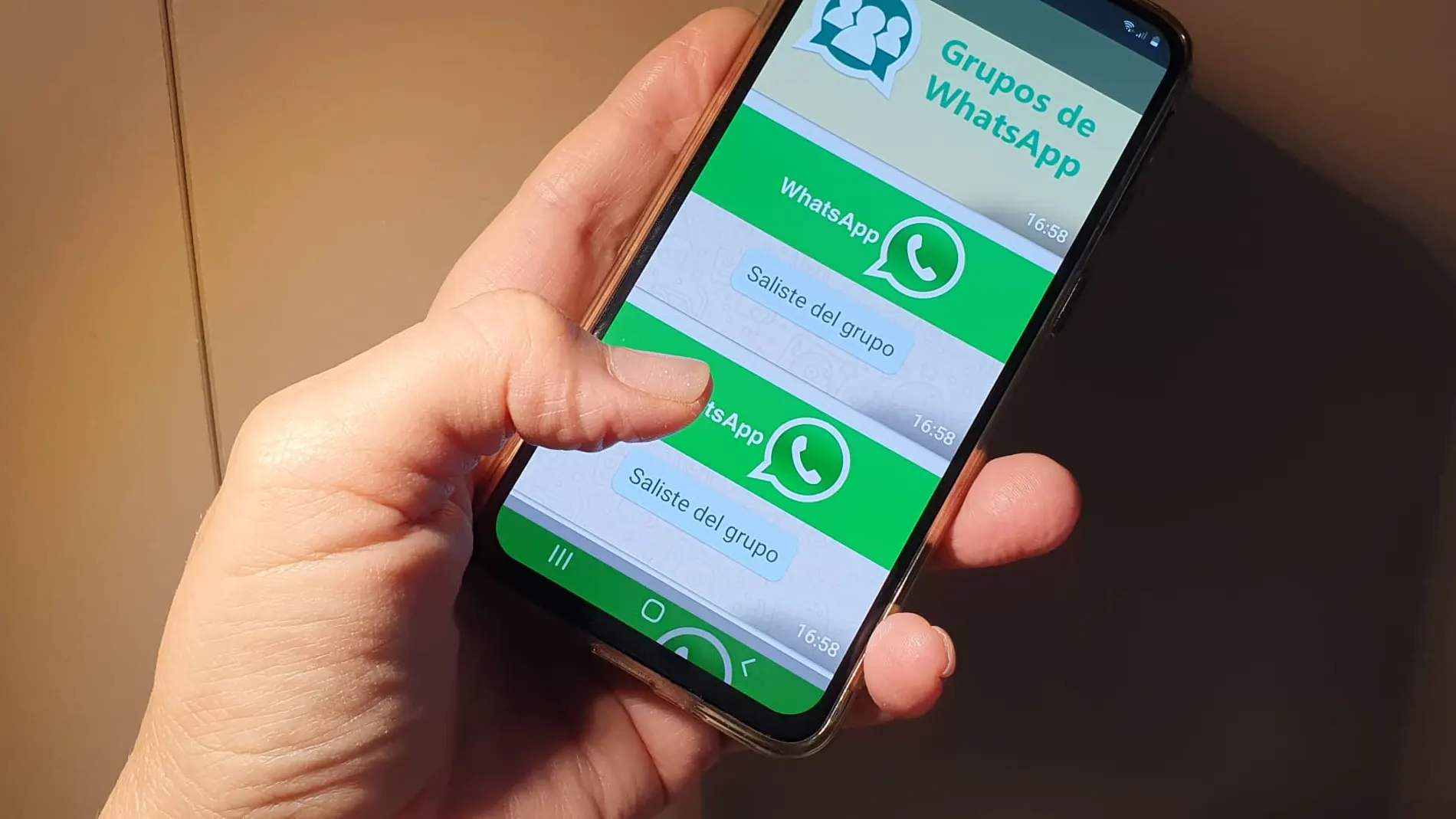 Telefono movil con mensaje de WhatApps donde se abandona el grupo