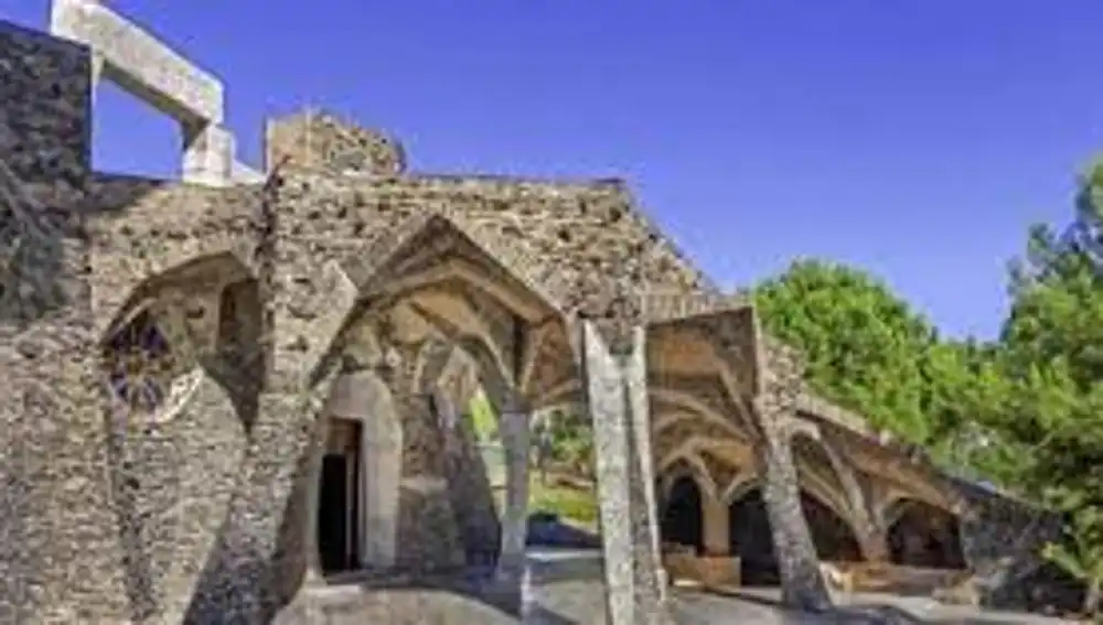 La cripta de Gaudí es el gran atractivo del lugar
