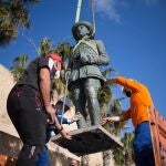 Operarios proceden a retirar la estatua dedicada al "comandante Francisco Franco" situada ante la muralla de Melilla La Vieja