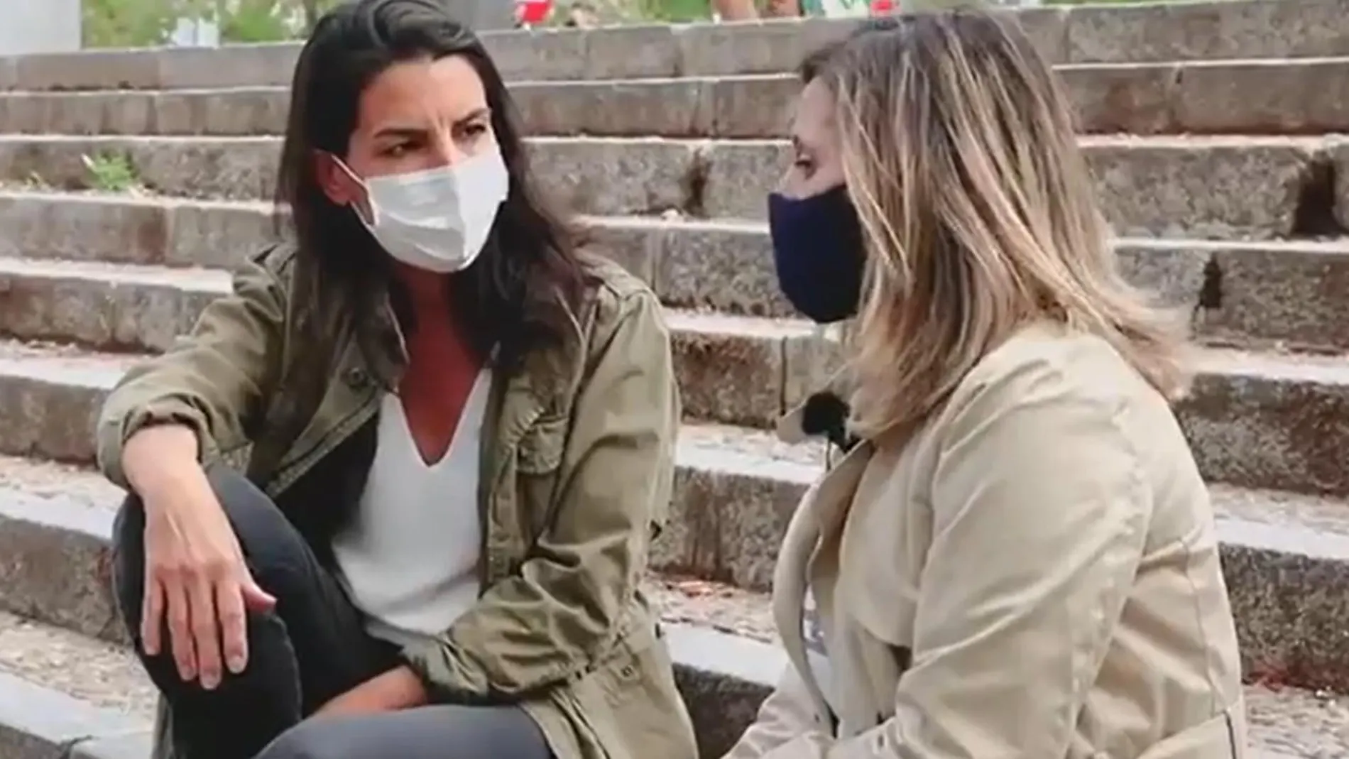 Rocío Monasterio charla con una vecina del barrio de Batán, en un momento del vídeo