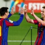 Messi celebra con De Jong uno de los goles del Barça