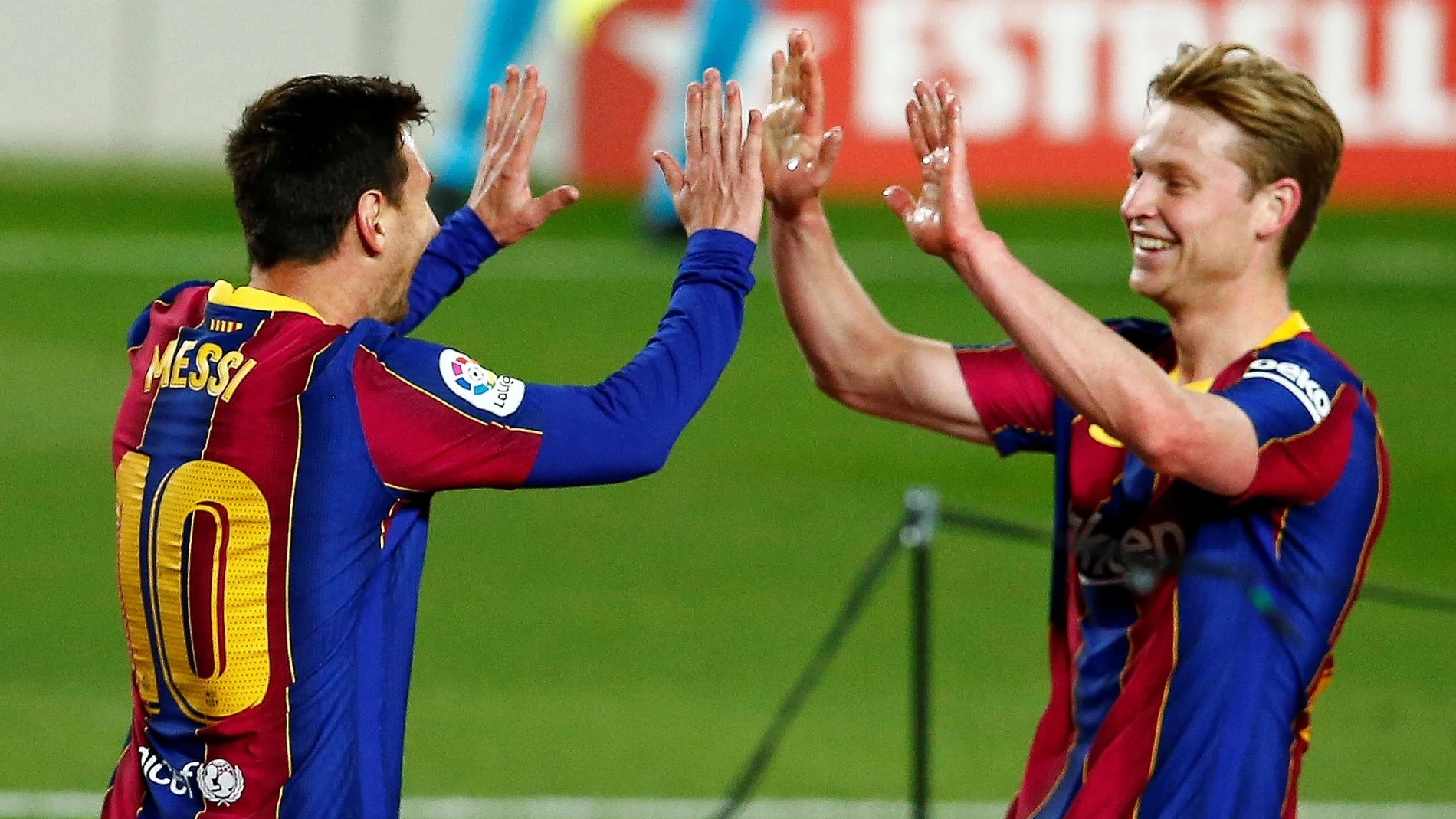 Messi celebra con De Jong uno de los goles del Barça