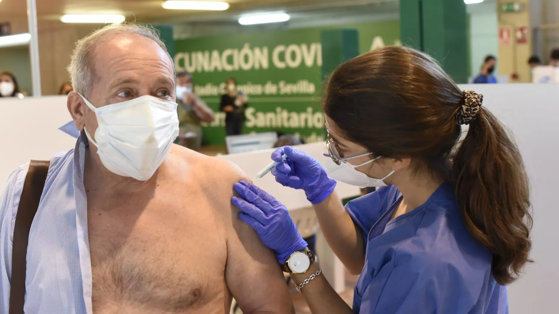 Vacunación masiva en el Estadio Olímpico de la Cartuja, ayer en Sevilla