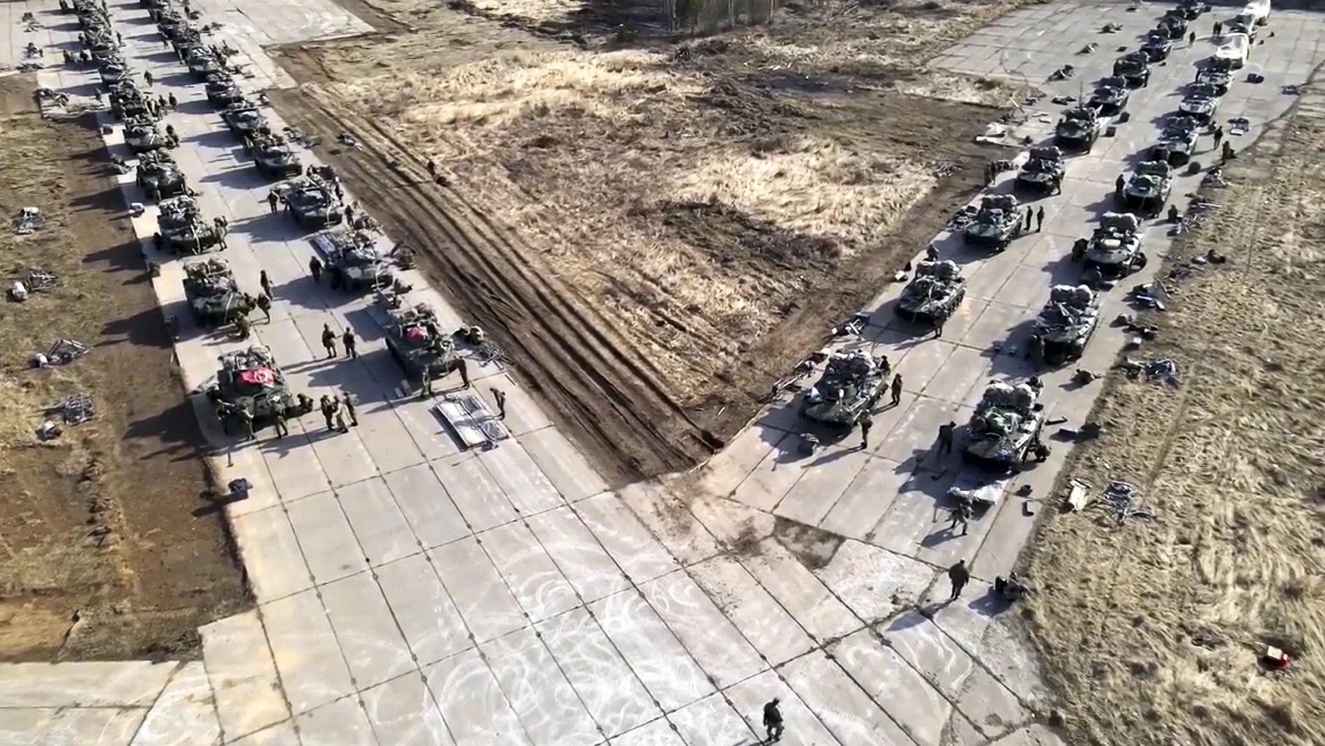 Vehículos militares de Rusia en maniobras militares en abril de 2021 en Crimea