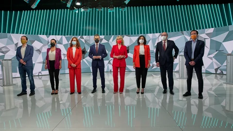 (I-D) El candidato de Unidas Podemos a la Presidencia de la Comunidad de Madrid, Pablo Iglesias; la candidata de Vox a la Presidencia de la Comunidad de Madrid, Rocío Monasterio; la candidata de Más Madrid a la Presidencia de la Comunidad de Madrid, Mónica García; los moderadores del debate, Jon Ariztimuño y María Rey; la candidata del PP a la Presidencia de la Comunidad de Madrid, Isabel Díaz Ayuso; el candidato del PSOE a la Presidencia de la Comunidad de Madrid, Ángel Gabilondo; y el candidato de Cs a la Presidencia de la Comunidad de Madrid, Edmundo Bal, posan en una fotografía minutos antes del comienzo del primer debate electoral previo a los comicios a la Asamblea de Madrid, en Telemadrid, a 21 de abril de 2021, en Madrid (España). Este es el primer debate electoral previo a los comicios del próximo 4 de mayo y por el momento, el único en que participan los seis candidatos -de PSOE, PP, Cs, Vox, Unidas Podemos y Más Madrid- a la