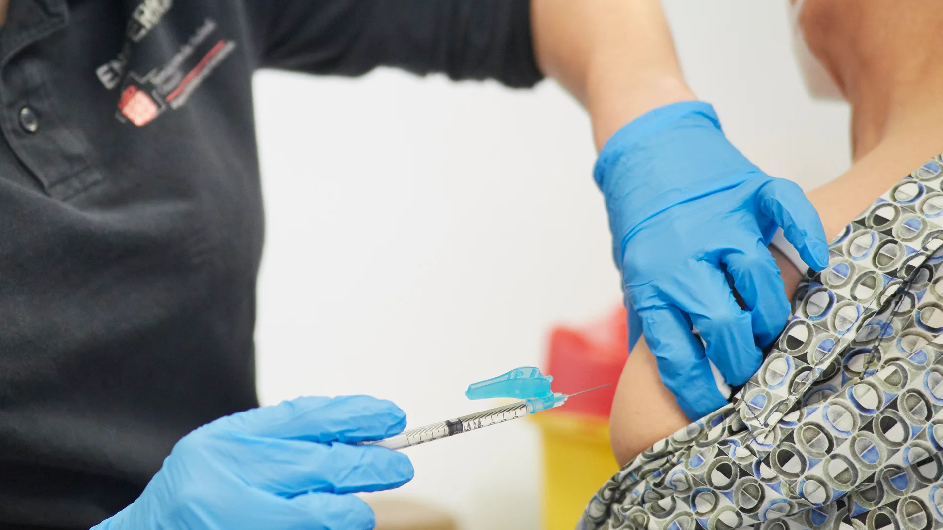 Una mujer recibe la vacuna de Janssen contra el Covid-19, a 22 de abril de 2021, en Pamplona, Navarra (España)