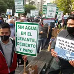 -Concentración organizada por ASAJA ante la subdelegación del Gobierno de Alicante contra el recorte en el caudal del Trasvase Tajo-Segura