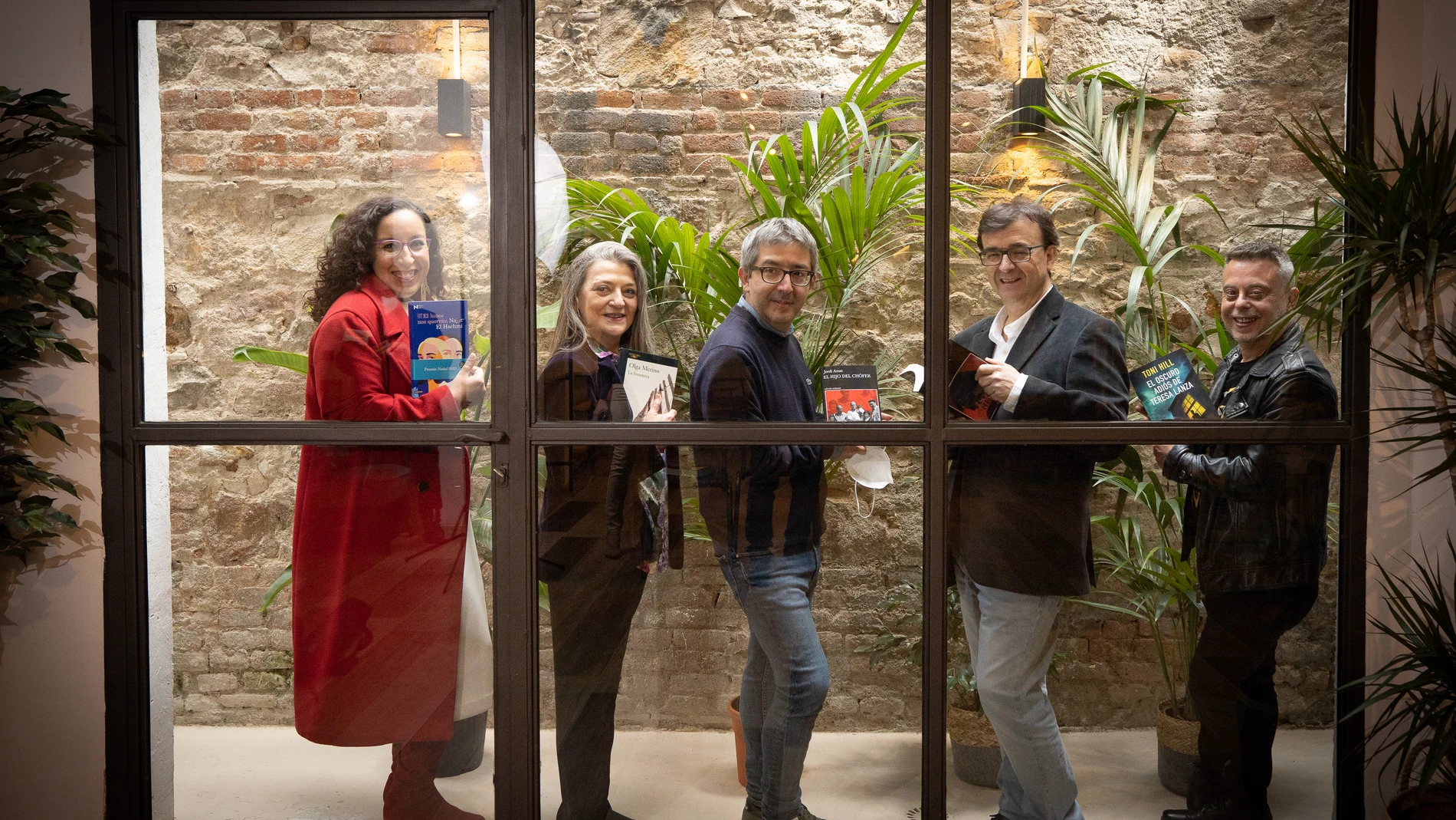 De izq. a der., en la librería Byron Najat El Hachmi, Olga Merino, Jordi Amat, Javier Cercas y Toni Hill, autores protagonistas de este Sant Jordi, posando para LA RAZÓN