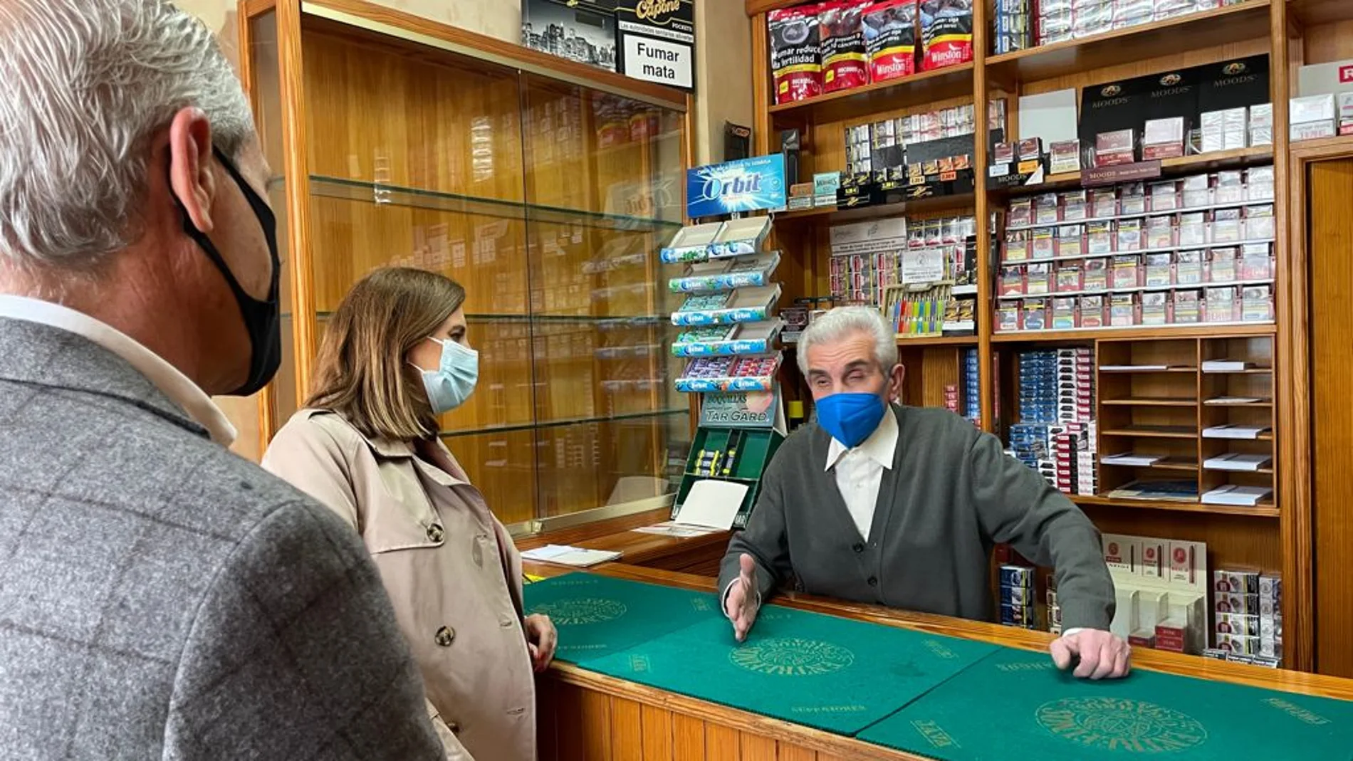 Catalá y Ballester conversan con el dueño de un estanco en Benimàmet