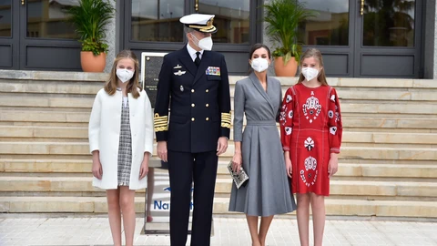 Foto de familia de la Princesa Leonor, el Rey Felipe VI, la Reina Letizia y la Infanta Sofía a su llegada al astillero de Navintia, a 22 de abril de 2021 en Cartagena, Murcia (España). Los Reyes han acudido a la ciudad murciana para asistir a la ceremonia de puesta a flote del submarino S-81 “Isaac Peral”, un hito decisivo y muy esperado. El S-81, con unas 3.000 toneladas de desplazamiento, dejará atrás el taller para entrar en el agua, donde comenzará una fase de exhaustivas pruebas, primero en puerto, y, después, en mar abierto, que concluirán a principios de 2023 con la entrega del buque a la Armada, según el calendario previsto.22 ABRIL 2021;REYES;LETIZIA;FELIPE VI;PRINCESA LEONOR;INFANTA SOFÍA;SUBMARINO;ISAAC PERAL;MAR;NAVEGAR;BUQUE;ARMADA;REALEZAEuropa Press.POOL22/04/2021