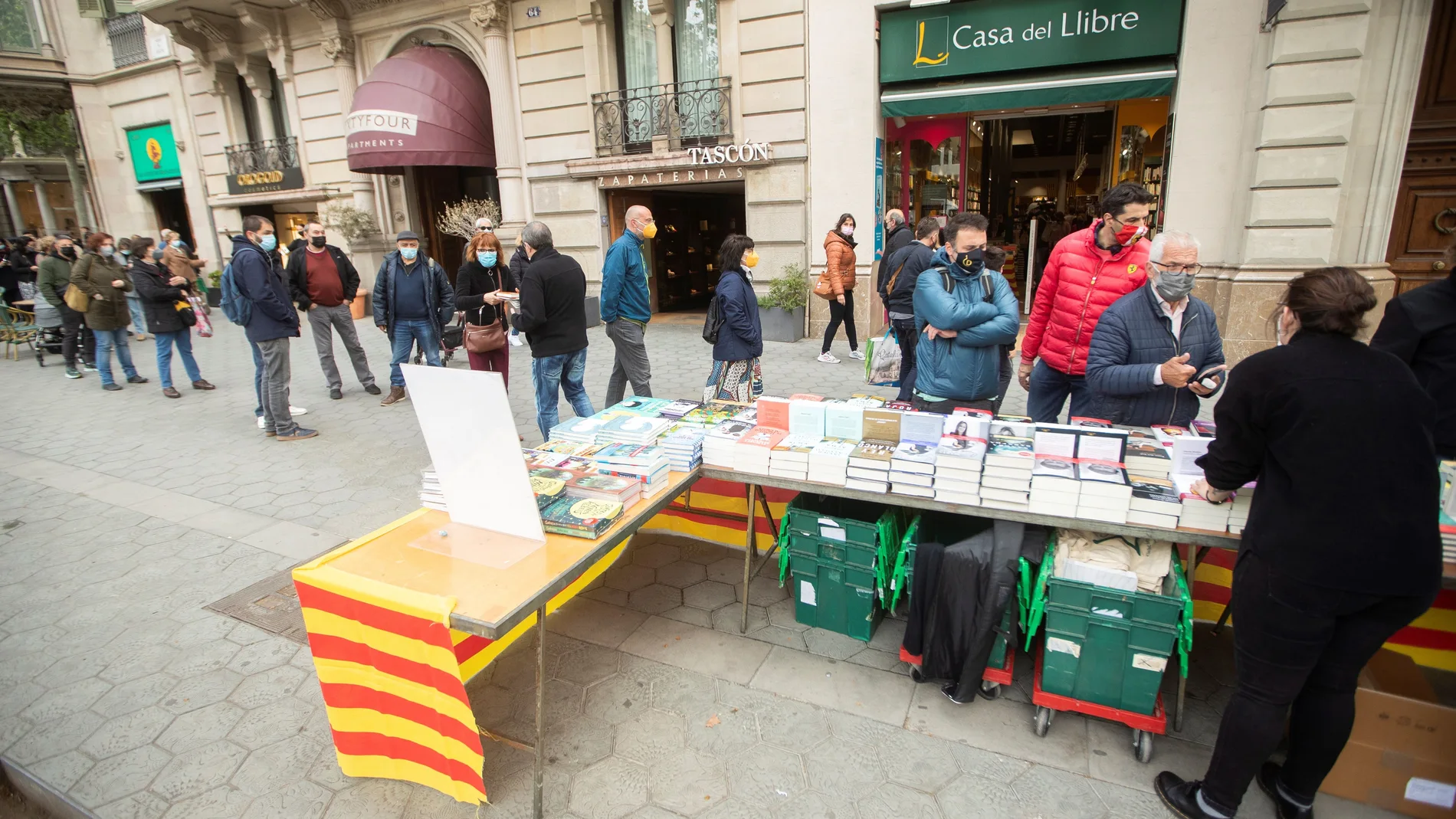 La Casa del Libro ha colocado su puesto de venta de libros en la calle para anticipar y evitar las habituales aglomeraciones en su establecimiento para la Diada de Sant Jordi, día del libro y de la rosa.