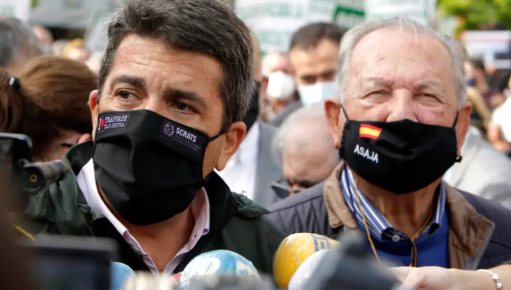 GRAFCVA4100. ALICANTE, 22/04/2021.- El Presidente de la Diputación Provincial, Carlos Mazón (i), y el Presidente de ASAJA Alicante, Eladio Aniorte, en la concentración organizada por el sindicato agrario ante la Subdelegación del Gobierno de Alicante contra el recorte en el caudal del Trasvase Tajo-Segura y la petición al Presidente de la Generalitat Valenciana, Ximo Puig, que se una al acuerdo común en defensa del trasvase impulsado por Murcia y Andalucía.EFE/Morell