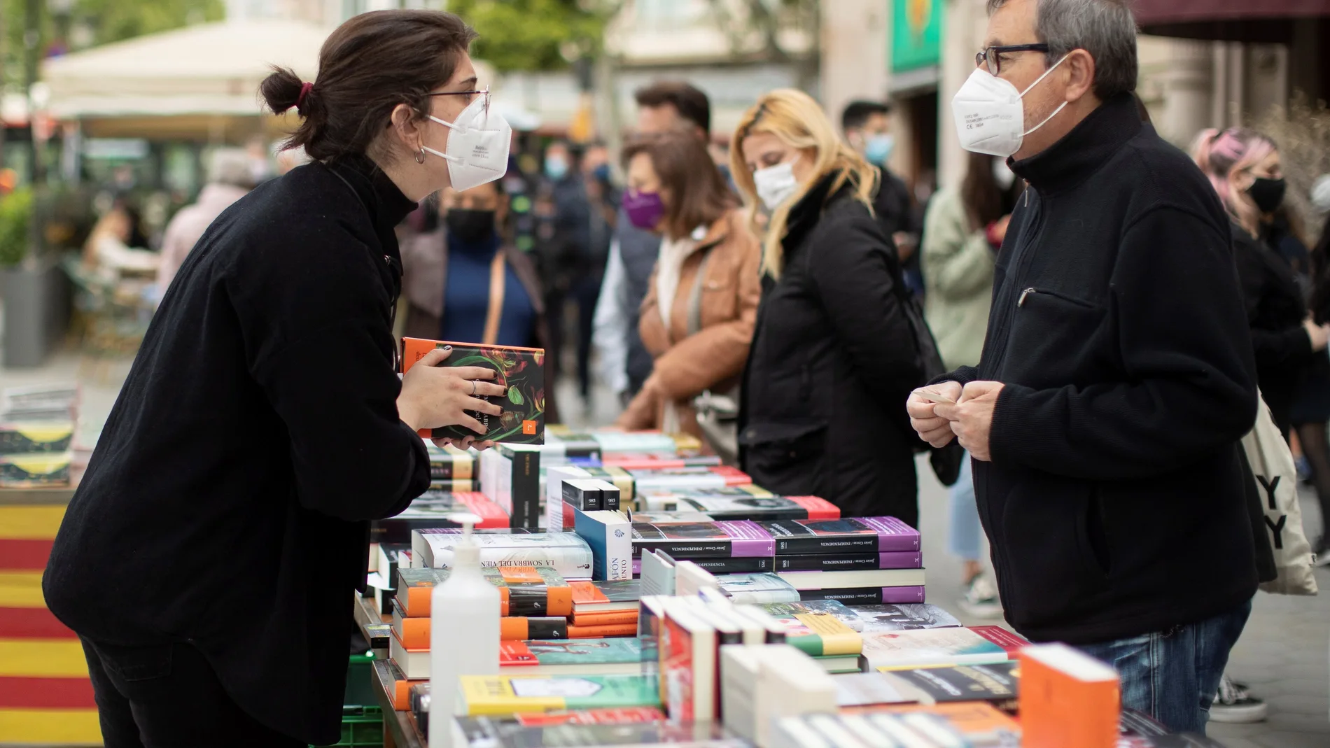 Una conocida librería del centro de Barcelona, ha colocado su puesto de venta de libros en la calle para anticipar y evitar las habituales aglomeraciones