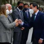 El presidente de la Junta de Andalucía, Juanma Moreno (1d), saluda a los consejeros de Fomento y Salud, a la llegada a las nuevas instalaciones del Hospital Materno Infantil Virgen de las Nieves de Granada