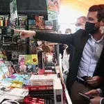 El líder del PP, Pablo Casado visitó la feria del libro junto al alcalde de Madrid, Mártínez Almeida y Toni Cantó