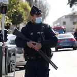 Agentes de policía acordonan la zona donde se produjo el ataque con cuchillo en Rambouillet, en plena comisaría