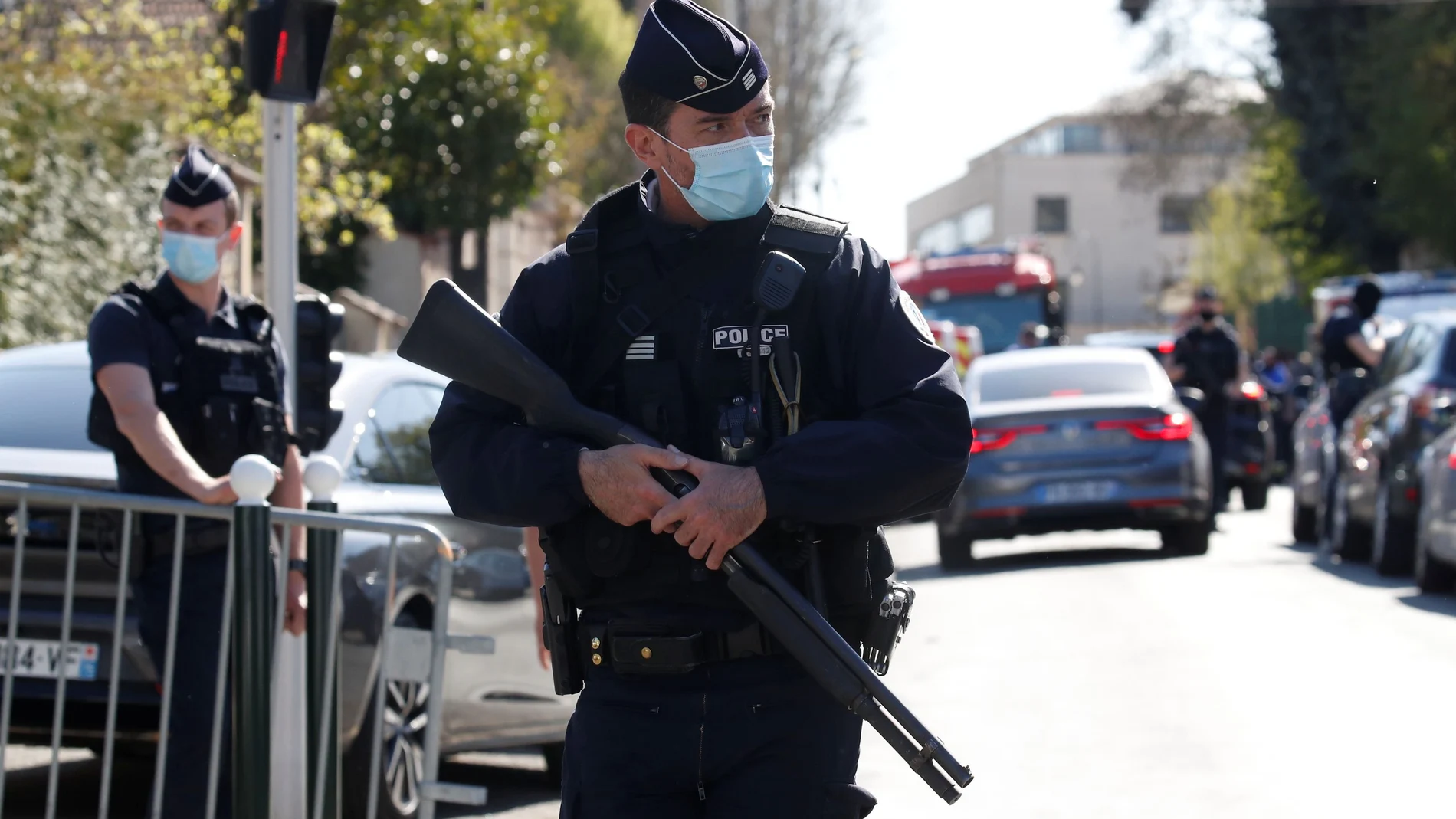 Agentes de policía acordonan la zona donde se produjo el ataque con cuchillo en Rambouillet, en plena comisaría