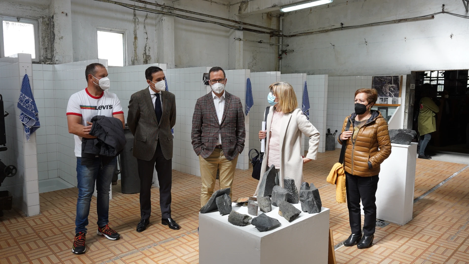 El viceconsejero de Cultura, Raúl Fernández Sobrino, visita la localidad leonesa de Fabero, junto con la alcaldesa, María Paz Martínez Ramón