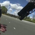 Imagen del video de una cámara policial muestra a Tyrell Wilson sosteniendo un cuchillo en su mano derecha, frente al agente Andrew Hall en medio de un cruce