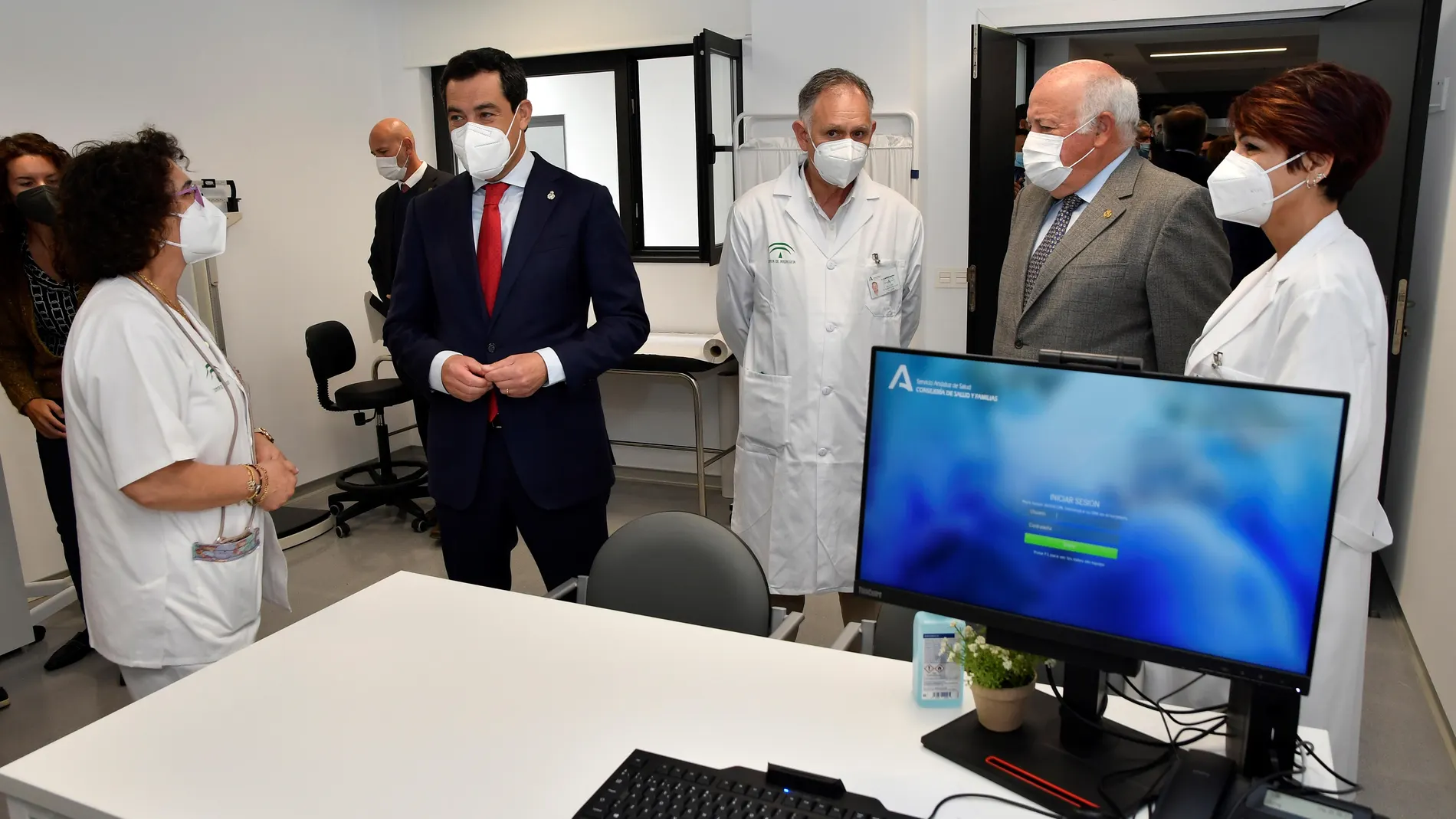 El presidente de la Junta de Andalucía, Juanma Moreno (2i), junto al director del centro, Ramón Dueñas (c), y el consejero de Salud y Familias, Jesus Aguirre (2d), durante la inauguración del centro de salud Casa del Mar de Almería