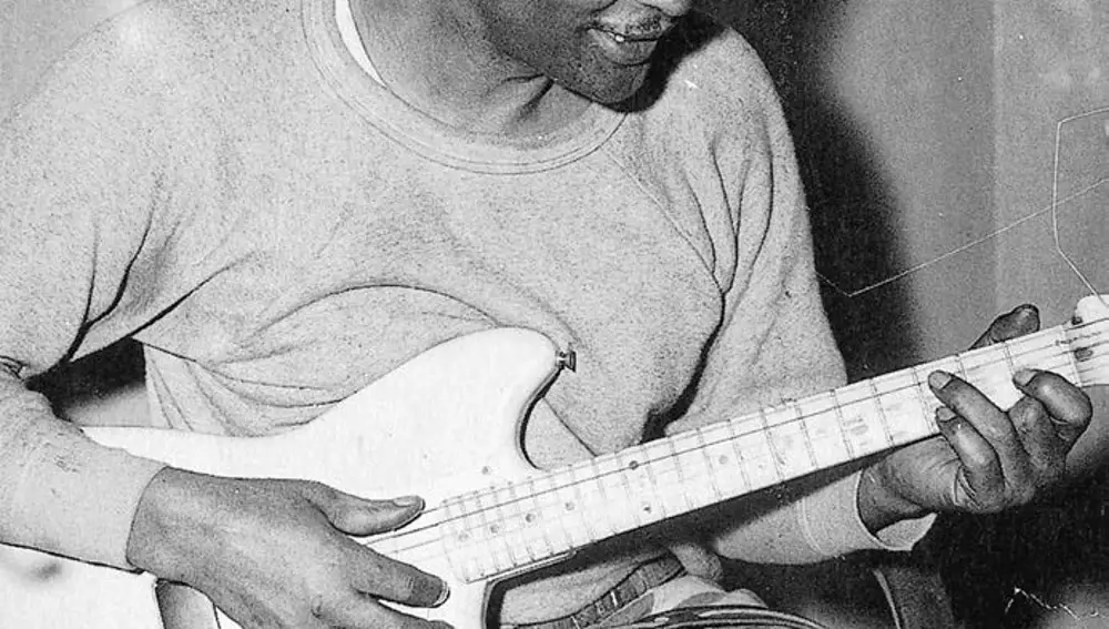 Un preso llamado Bama, una de los músicos estrella de la prisión,  fotografiado por Lomax, toca la guitarra en 1959