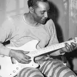 Un preso llamado Bama, una de los músicos estrella de la prisión, fotografiado por Lomax, toca la guitarra en 1959