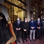 Foto de familia de las autoridades asistentes al acto en la Mezquita-Catedral de Córdoba