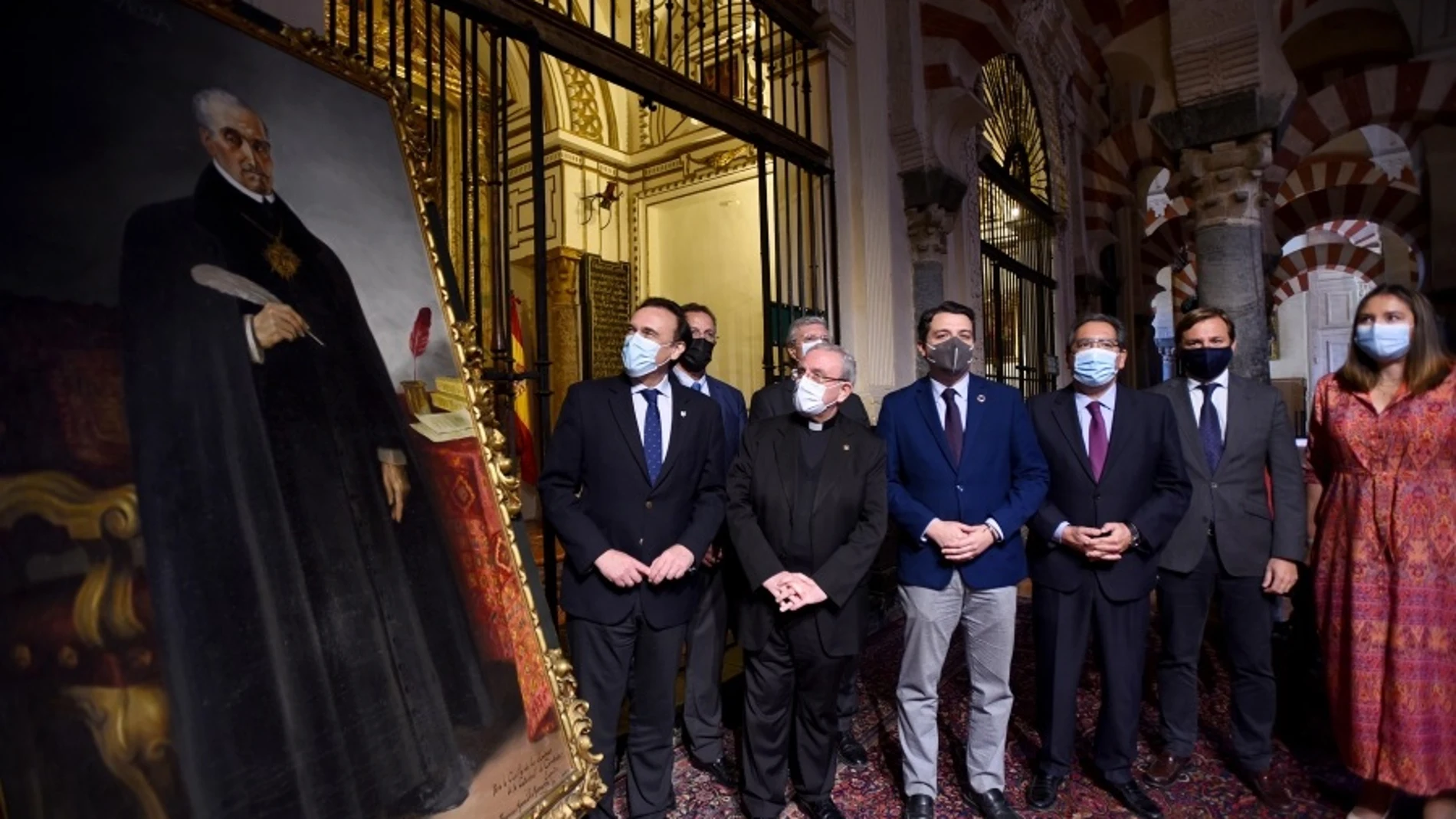 Foto de familia de las autoridades asistentes al acto en la Mezquita-Catedral de Córdoba