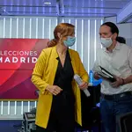La candidata de Más Madrid, Mónica García (i), conversa con el candidato de Unidas Podemos a la Presidencia de la Comunidad de Madrid, Pablo Iglesias