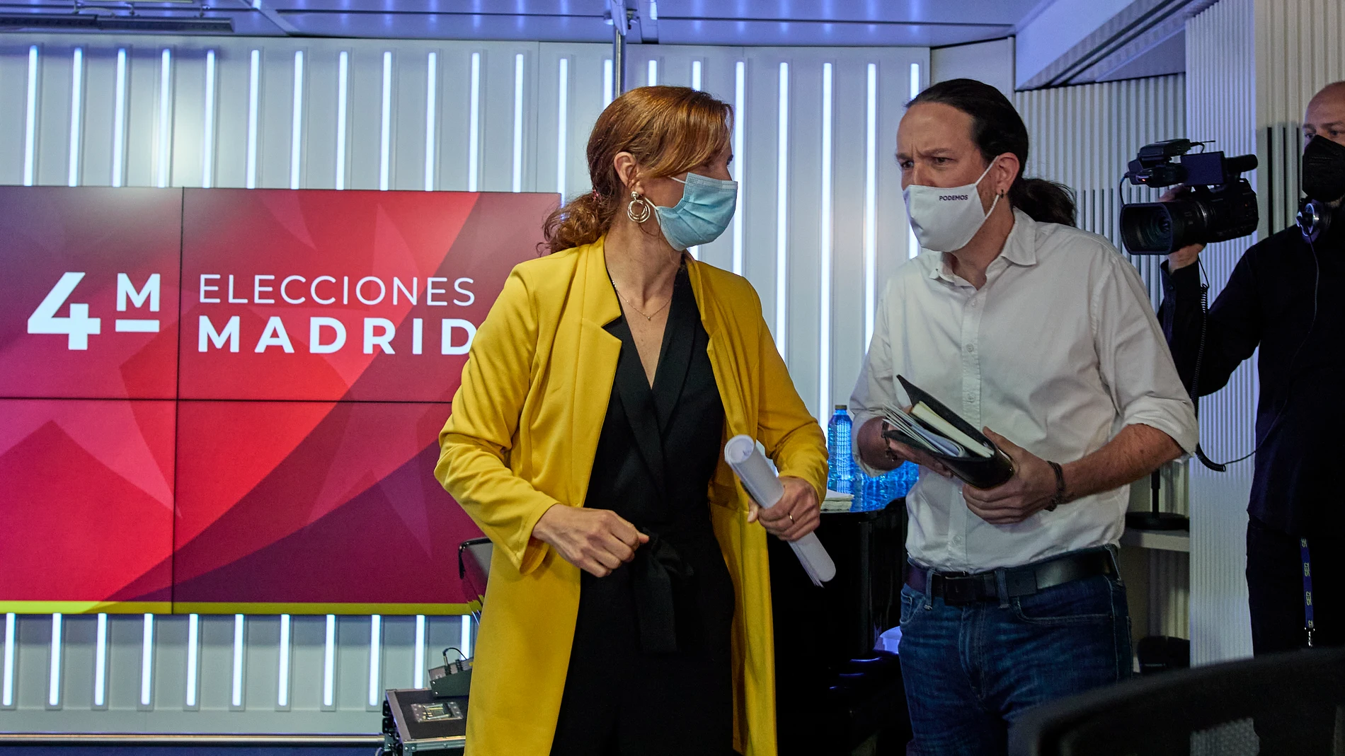 La candidata de Más Madrid, Mónica García (i), conversa con el candidato de Unidas Podemos a la Presidencia de la Comunidad de Madrid, Pablo Iglesias