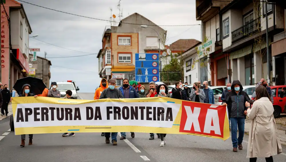 Comerciantes gallegos protestan para exigir la reapertura de la frontera entre España y Portugal debido a las pérdidas económicas que les genera el confinamiento por la pandemia en la localidad de Feces de Abaixo (Ourense)