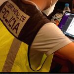 Un agente uinspecciona el ordenador del detenido que contenía numerosos archivos pedófilos