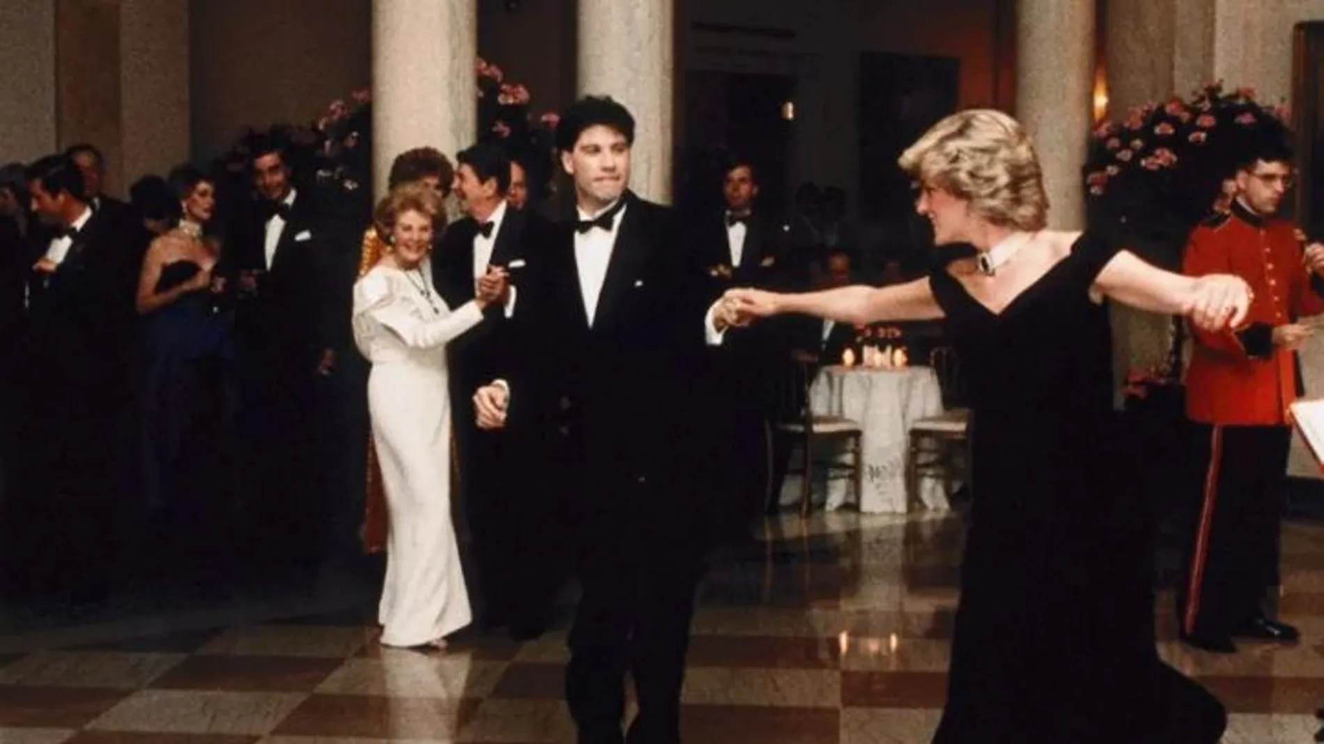 John Travolta invita a bailar a Diana de Gales en la Casa Blanca, en 1985