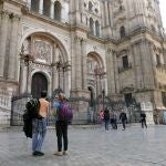 Turistas frente a la Catedral de Málaga