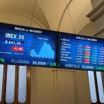 El IBEX 35, el principal selectivo español, se ha dado la vuelta en los primeros compases de la sesión y, pese a comenzar este viernes a la baja afectado por las caídas de Wall Street en la víspera, logra subir el 0,15 %