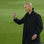 Zidane, dando instrucciones en un partido