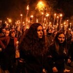 Varias personas participan en una procesión tradicional de antorchas para conmemorar el 106º aniversario de las matanzas de armenios en el Imperio Otomano, en Ereván (Armenia)