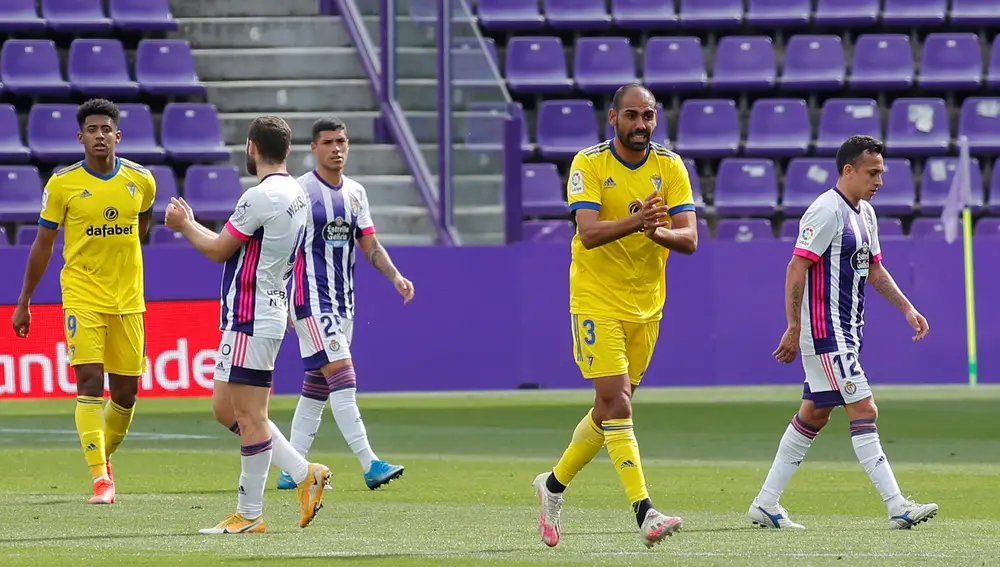 El jugador del Cádiz Rafael Jiménez &quot;Fali&quot; (2d) festeja el gol del defensa Juan Cala, durante el partido de LaLiga de la jornada 32 contra el Valladolid, este sábado en el estadio José Zorrilla.- EFE/Raúl García