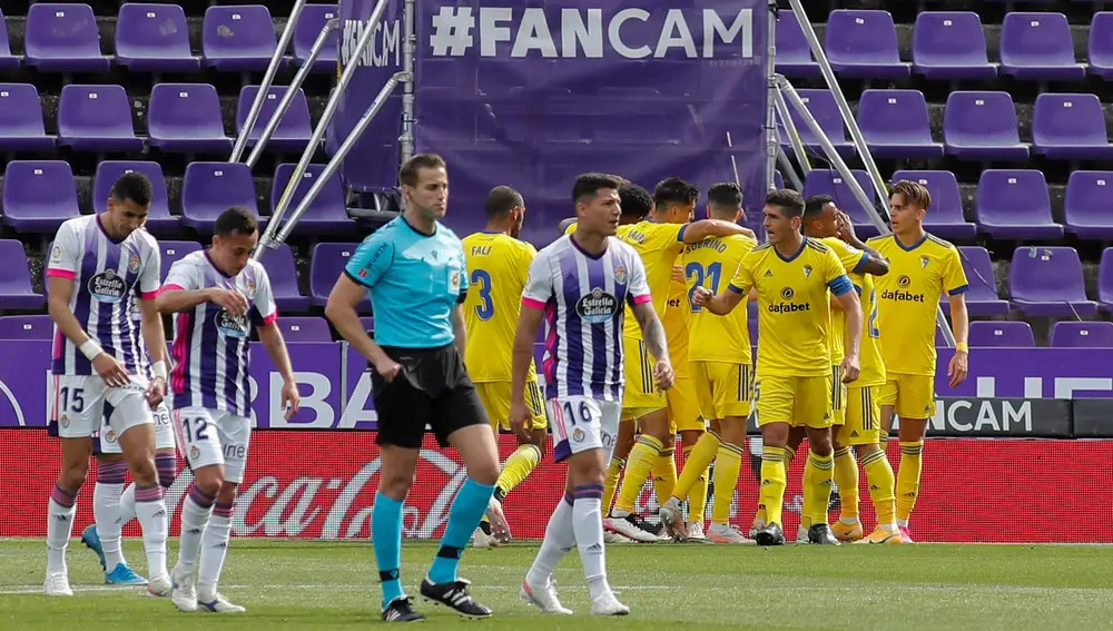 Los jugadores del Cádiz festejan el gol del defensa Juan Cala, durante el partido de LaLiga de la jornada 32 contra el Valladolid, este sábado en el estadio José Zorrilla de Valladolid.- EFE/Raúl García