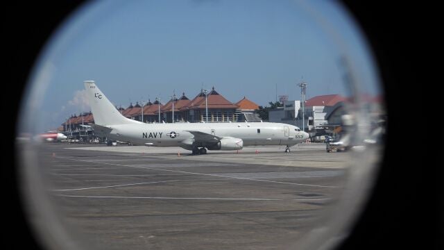 El P-8 Poseidon de Estados Unidos en el aeropuerto internacional de Ngurah Rai es visto desde la ventana de una patrulla marítima de la Armada Indonesia, un 800 Air Squadron en Bali, Indonesia