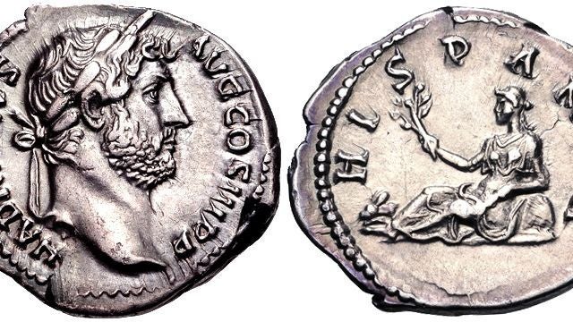 Denario de Adriano datado entre 134-138 d. C. con la efigie de Adriano en el anverso y la personificación de Hispania como una mujer recostada empuñando una rama de olivo en el reverso.