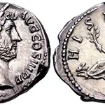 Denario de Adriano datado entre 134-138 d. C. con la efigie de Adriano en el anverso y la personificación de Hispania como una mujer recostada empuñando una rama de olivo en el reverso.