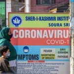 Cartel informativo de la pandemia de Srinagar