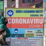 Cartel informativo de la pandemia de Srinagar
