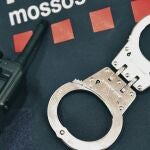 Esposas, walkie-talkie y chaleco de los Mossos d'EsquadraTWITTER MOSSOS D'ESQUADRA