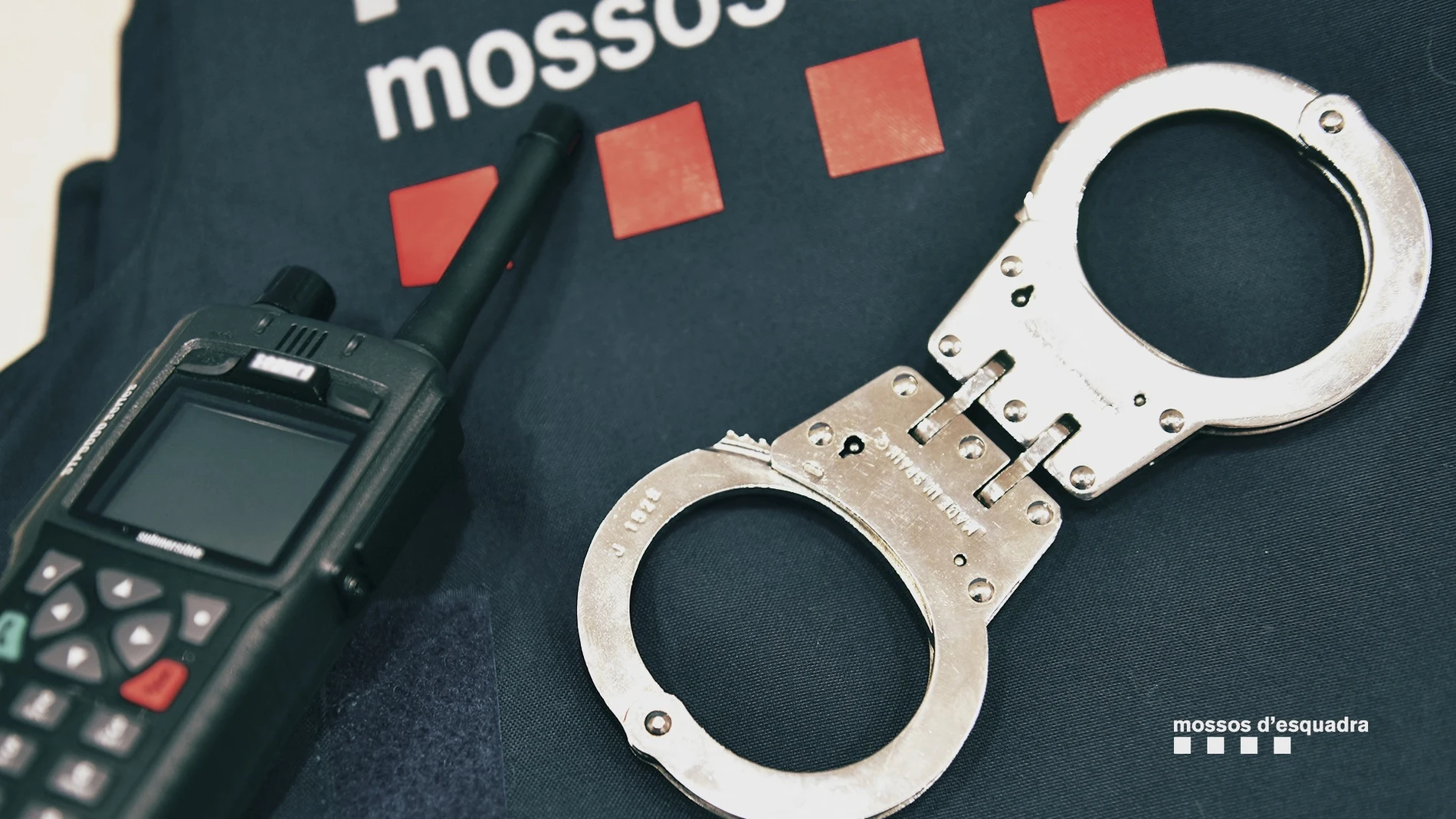 Esposas, walkie-talkie y chaleco de los Mossos d'EsquadraTWITTER MOSSOS D'ESQUADRA