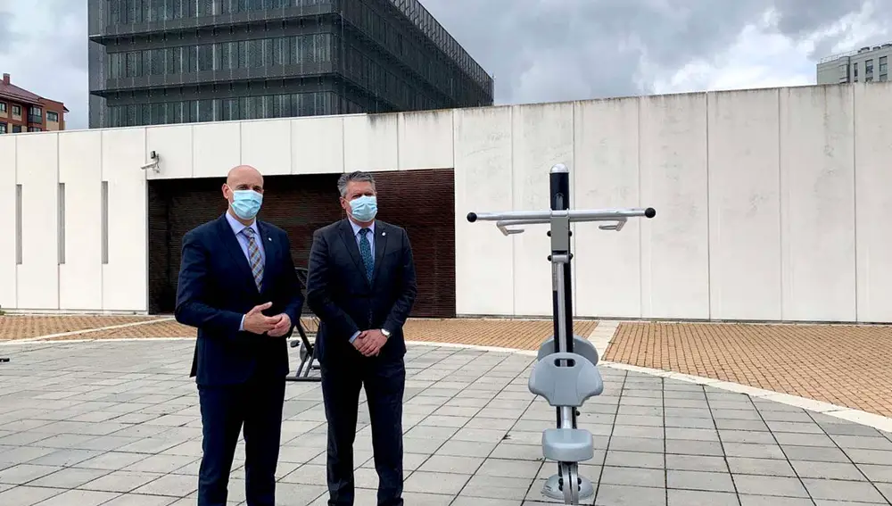 El Ayuntamiento de León instala aparatos biosaludables en la Lastra, la Inmaculada y la urbanización Reino de León Golf